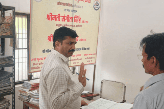 एटा: डीएम का विनियमित क्षेत्र कार्यालय पर औचक निरीक्षण, अवैध कॉलोनाइजरों पर सख्ती के निर्देश
