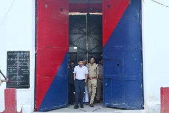 Barabanki News, Barabanki District Jail, डीएम ईशान प्रताप सिंह, एसपी अर्पित विजयवर्गीय, जिला कारागार बाराबंकी, Barabanki Jail News, CCTV Security, UP News, Barabanki Latest News, Jail Inspection News