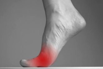 तलवे में दर्द, पैर में दर्द, Foot Pain, Sole Pain, Health Tips, Walking Pain, मेटाटार्सलजिया, पैरों की देखभाल, गठिया, स्वास्थ्य समाचार