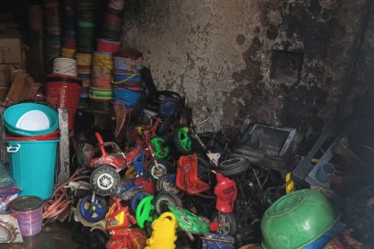 Auraiya News: शॉर्ट सर्किट से गोदाम में लगी भीषण आग, लाखों का सामान जलकर राख