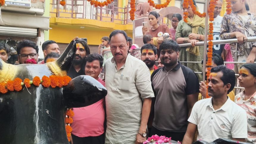 अलीगंज में 5 फुट के शिवलिंग के साथ निकली यात्रा, गूंजे हर-हर महादेव