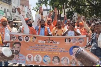 काशी विश्वनाथ मंदिर में शिवसेना की कारसेवा, जुलूस निकालकर किया जलाभिषेक