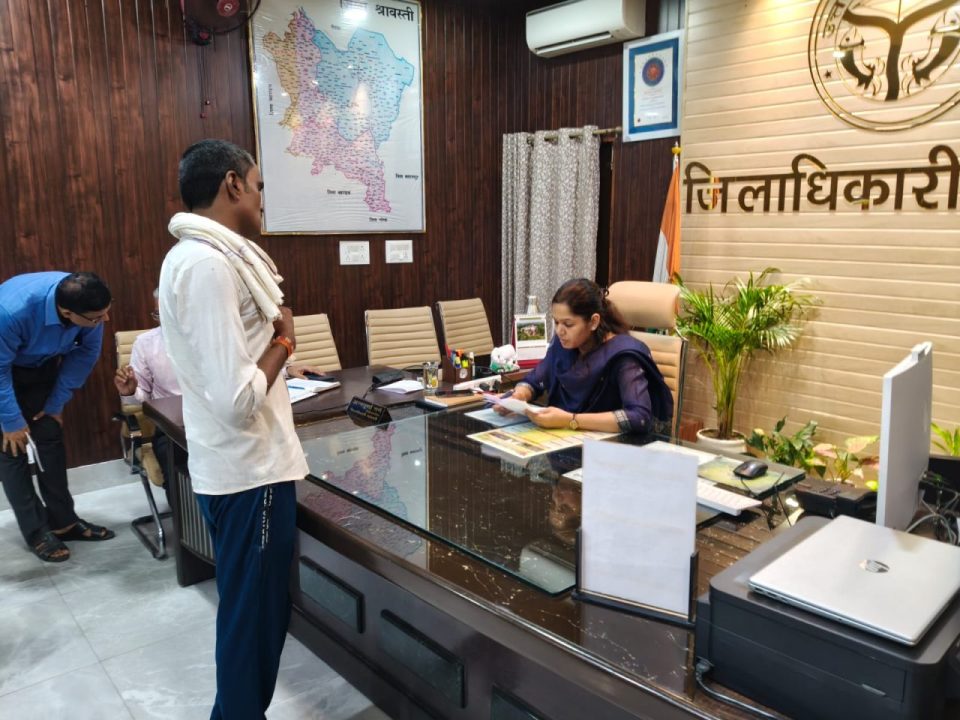 जनता दर्शन में डीएम अन्नपूर्णा गर्ग ने सुनीं 14 फरियादें, बोलीं- मौके पर जाकर करें समाधान