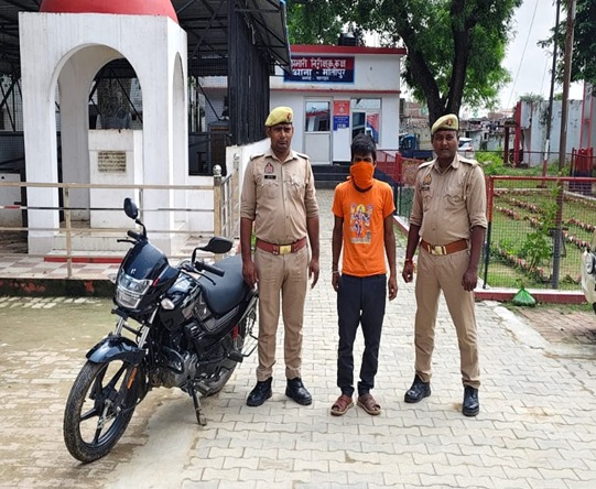 Bahraich News: चोरी की बाइक के साथ आरोपी गिरफ्तार, 1 हजार रुपये नकद बरामद