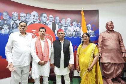 Shravasti Politics: डॉ. आरके मिश्रा और नीतू मिश्रा ने थामा सपा का हाथ, 2027 चुनाव को लेकर बढ़ी हलचल