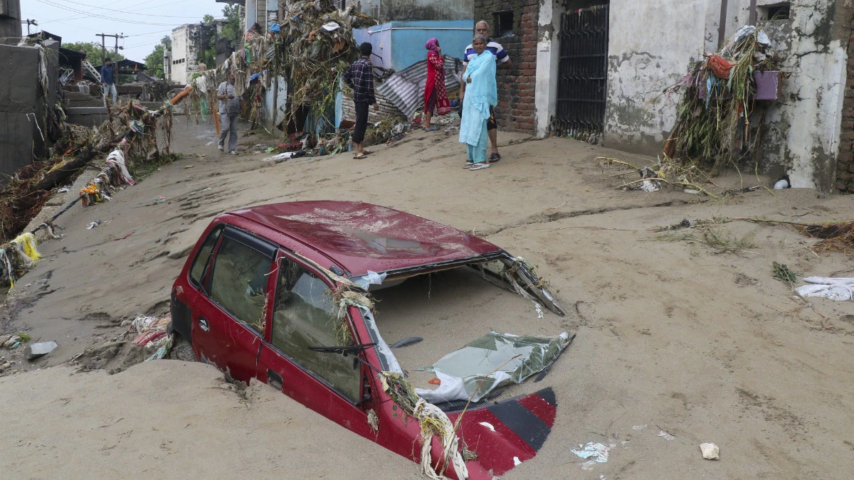 Flood News 2026: यूपी से कश्मीर तक बाढ़ का कहर, गंगा-चिनाब उफान पर; कई इलाकों में मचा हाहाकार