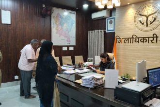 श्रावस्ती में जनता दर्शन के दौरान जिलाधिकारी अन्नपूर्णा गर्ग ने आमजन की 31 शिकायतें सुनीं।