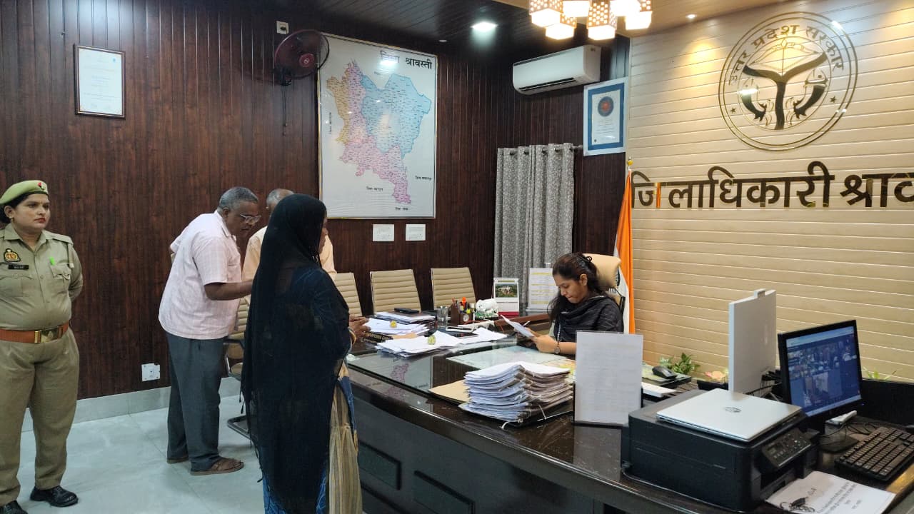 श्रावस्ती में जनता दर्शन के दौरान जिलाधिकारी अन्नपूर्णा गर्ग ने आमजन की 31 शिकायतें सुनीं।