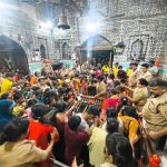 बाराबंकी महादेवा मंदिर में श्रद्धालु की मौत, घंटा गिरने से 10 साल का किशोर घायल; कई महिलाओं की तबीयत बिगड़ी