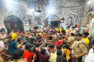 बाराबंकी महादेवा मंदिर में श्रद्धालु की मौत, घंटा गिरने से 10 साल का किशोर घायल; कई महिलाओं की तबीयत बिगड़ी