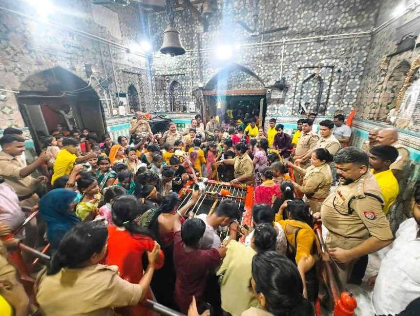 बाराबंकी महादेवा मंदिर में श्रद्धालु की मौत, घंटा गिरने से 10 साल का किशोर घायल; कई महिलाओं की तबीयत बिगड़ी
