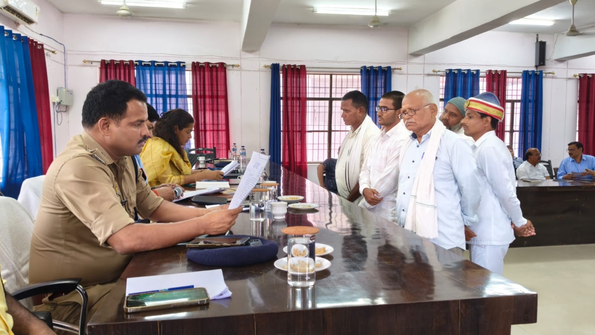 Shravasti Breaking: समाधान दिवस में DM-SP का सख्त संदेश, शिकायतों के निस्तारण में लापरवाही पर होगी कार्रवाई