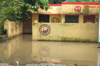 Barabanki Health News: स्वास्थ्य केंद्र में गंदगी का अंबार, बारिश में अंदर तक भर जाता है पानी