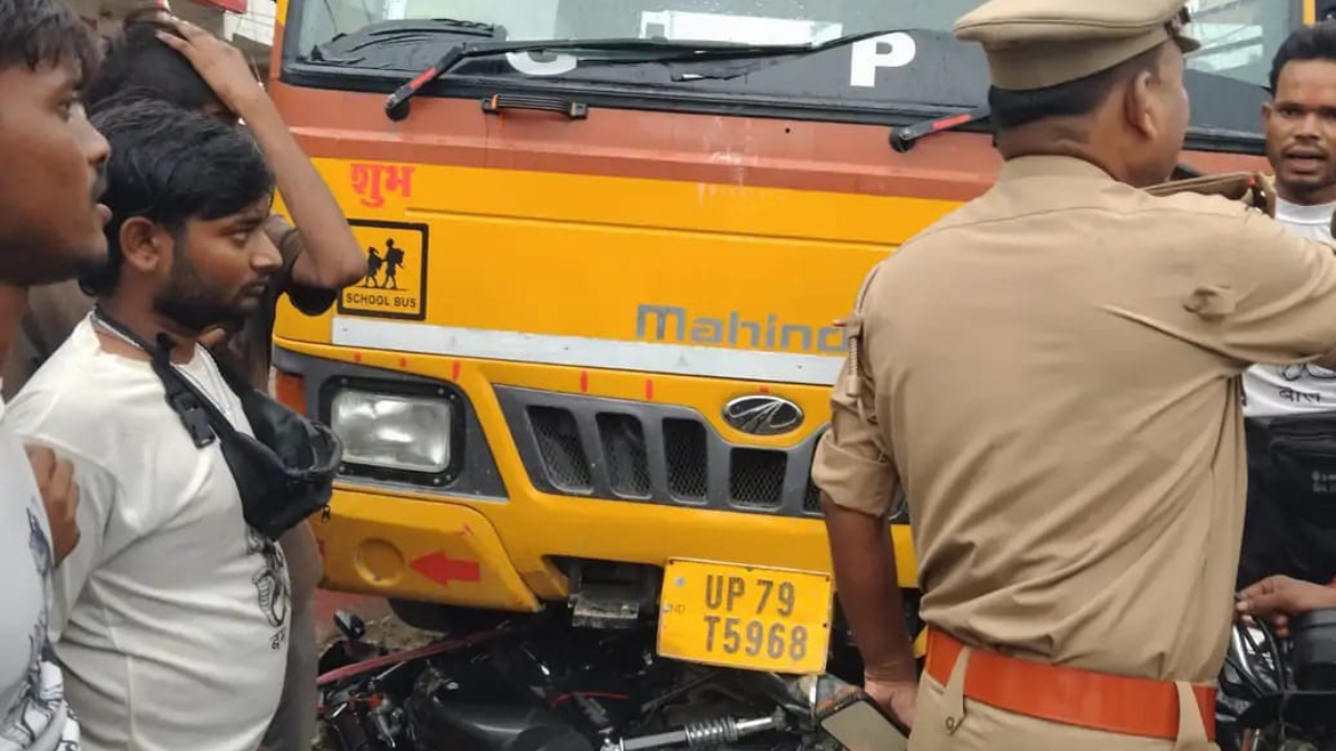 ब्रेक फेल होते ही बेकाबू हुई स्कूल बस, दो बाइक और कार को मारी टक्कर; मौके पर मची अफरा-तफरी