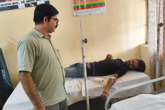 Auraiya News: सांप के साथ फोटो खिंचाना पड़ा भारी, युवक को हाथ में डसा; सीएचसी में इलाज जारी
