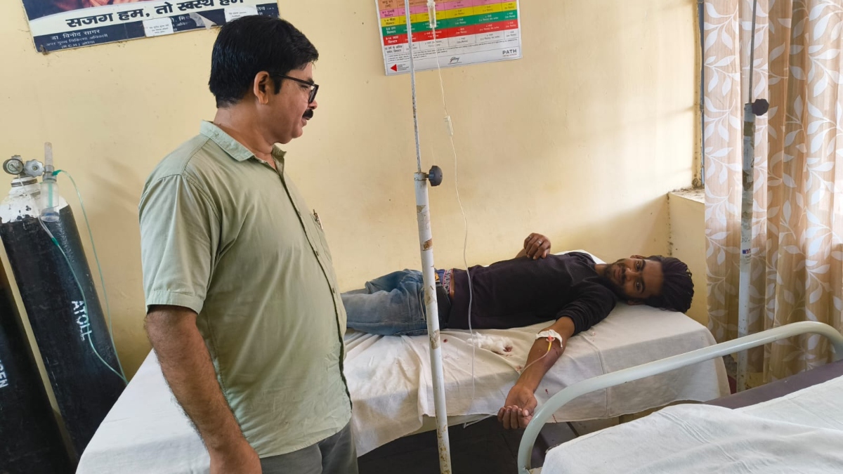 Auraiya News: सांप के साथ फोटो खिंचाना पड़ा भारी, युवक को हाथ में डसा; सीएचसी में इलाज जारी