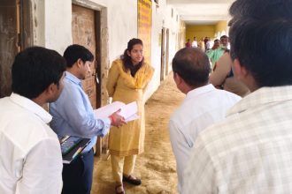 राप्ती नदी के बढ़ते जलस्तर के बीच प्रशासन सतर्क, DM-SP ने किया बाढ़ शरणालय का निरीक्षण