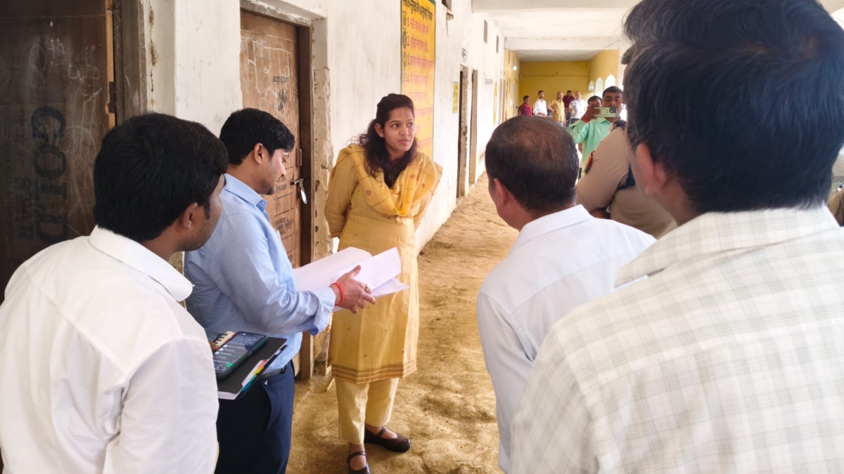 राप्ती नदी के बढ़ते जलस्तर के बीच प्रशासन सतर्क, DM-SP ने किया बाढ़ शरणालय का निरीक्षण