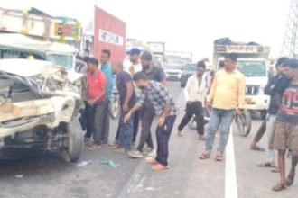 तेज रफ्तार डंपर ने पिकअप में मारी टक्कर, चालक गंभीर रूप से घायल