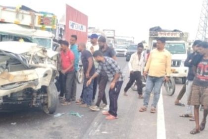 तेज रफ्तार डंपर ने पिकअप में मारी टक्कर, चालक गंभीर रूप से घायल