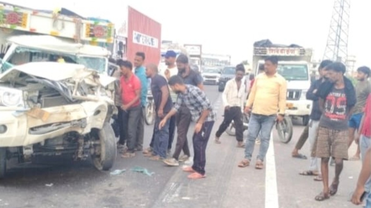 तेज रफ्तार डंपर ने पिकअप में मारी टक्कर, चालक गंभीर रूप से घायल