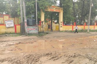 नीति आयोग की रैंकिंग में नंबर-1 जमुनहा ब्लॉक, मुख्यालय के सामने जर्जर सड़क ने खोली विकास की पोल