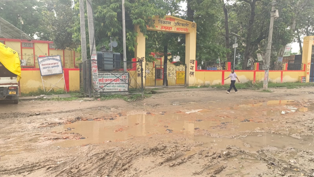 नीति आयोग की रैंकिंग में नंबर-1 जमुनहा ब्लॉक, मुख्यालय के सामने जर्जर सड़क ने खोली विकास की पोल
