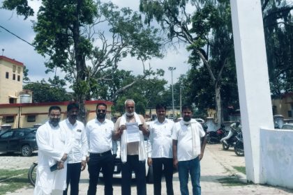 Shravasti News: राष्ट्रगान के अपमान के आरोप पर कांग्रेस का प्रदर्शन, FIR की मांग को लेकर थाने पहुंची