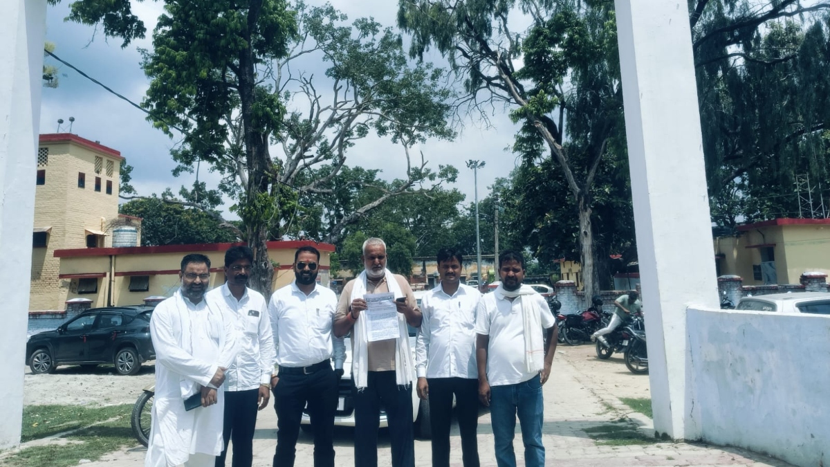 Shravasti News: राष्ट्रगान के अपमान के आरोप पर कांग्रेस का प्रदर्शन, FIR की मांग को लेकर थाने पहुंची