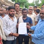 Shravasti News: 15 साल से जर्जर सड़क और जलभराव से परेशान ग्रामीण, डीडीओ को सौंपा ज्ञापन