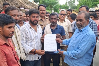 Shravasti News: 15 साल से जर्जर सड़क और जलभराव से परेशान ग्रामीण, डीडीओ को सौंपा ज्ञापन