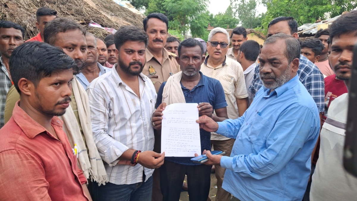 Shravasti News: 15 साल से जर्जर सड़क और जलभराव से परेशान ग्रामीण, डीडीओ को सौंपा ज्ञापन