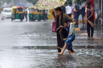Weather Alert Today: यूपी-उत्तराखंड में भारी बारिश का Orange Alert, बिहार-झारखंड में आंधी का खतरा