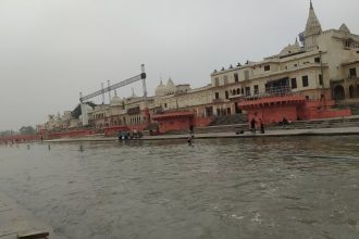 अयोध्या के सरयू घाट पर दिखा जहरीला सर्प, PAC जवान की बहादुरी से टला बड़ा हादसा
