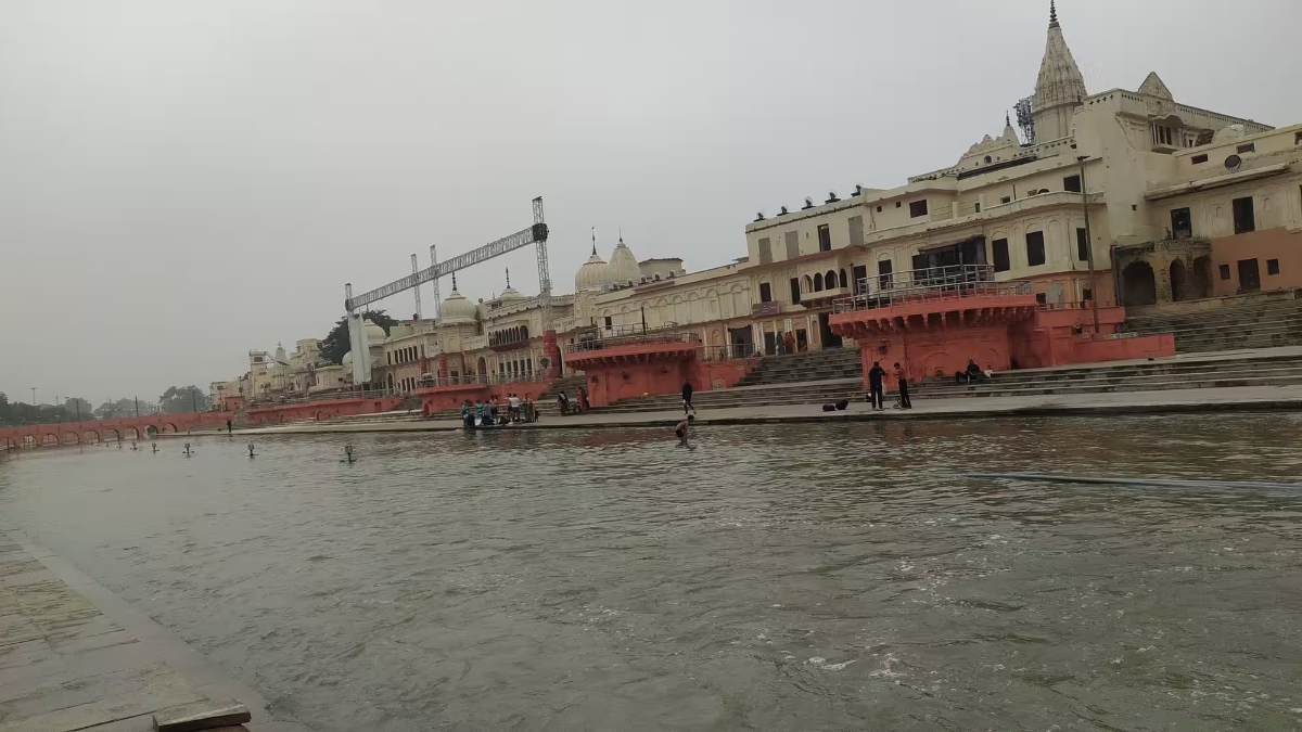 अयोध्या के सरयू घाट पर दिखा जहरीला सर्प, PAC जवान की बहादुरी से टला बड़ा हादसा