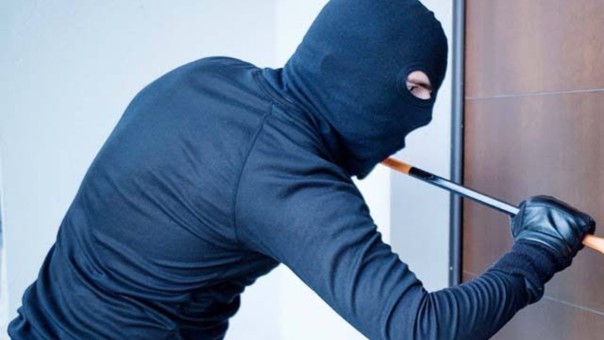Bahraich Crime: घर का ताला तोड़कर चोरी, नकदी-आभूषण ले गए चोर; पुलिस जांच में जुटी