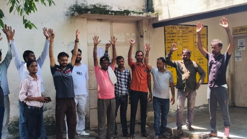 एटा: 31 दिन काम, 26 दिन का वेतन; बिजली कर्मचारियों ने किया कार्य बहिष्कार