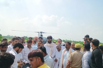 Etah News: हेलीकॉप्टर से कांवड़ियों पर पुष्प वर्षा, शिवभक्तों में दिखा उत्साह