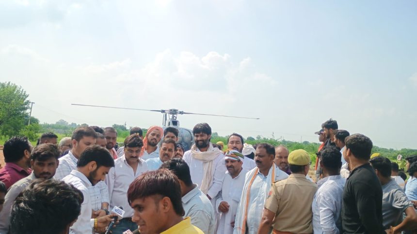 Etah News: हेलीकॉप्टर से कांवड़ियों पर पुष्प वर्षा, शिवभक्तों में दिखा उत्साह