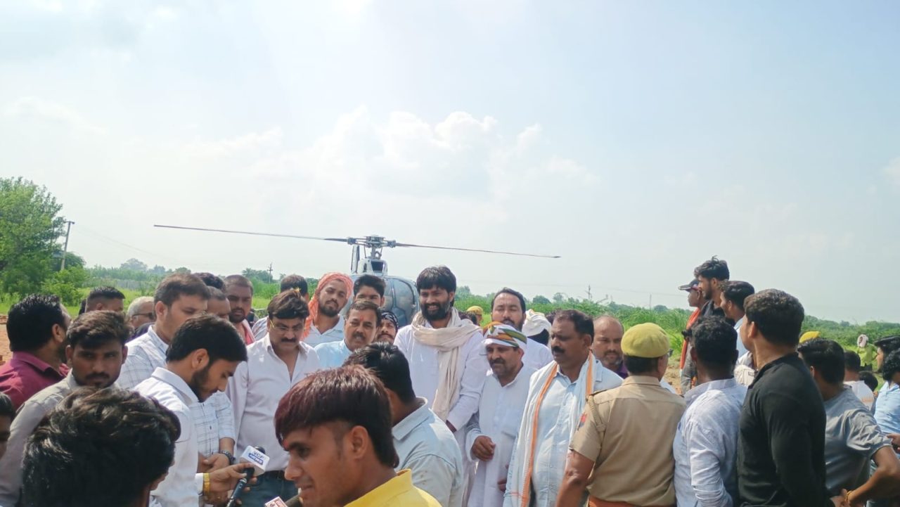 Etah News: हेलीकॉप्टर से कांवड़ियों पर पुष्प वर्षा, शिवभक्तों में दिखा उत्साह
