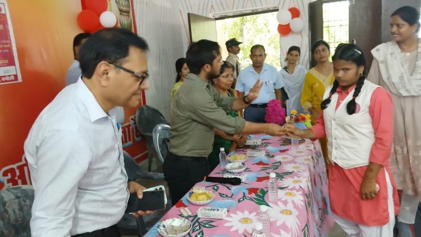 चंदौली में राष्ट्रीय कृमि मुक्ति दिवस अभियान शुरू, छात्राओं को खिलाई गई एल्बेंडाजोल की गोली