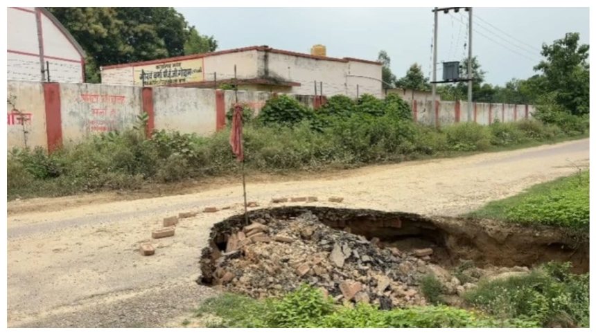 श्रावस्ती में बारिश के बाद गिलौला-बिलरवा और भिनगा-परसा मार्ग पर गड्ढे व जलभराव से आवागमन मुश्किल हो गया है।