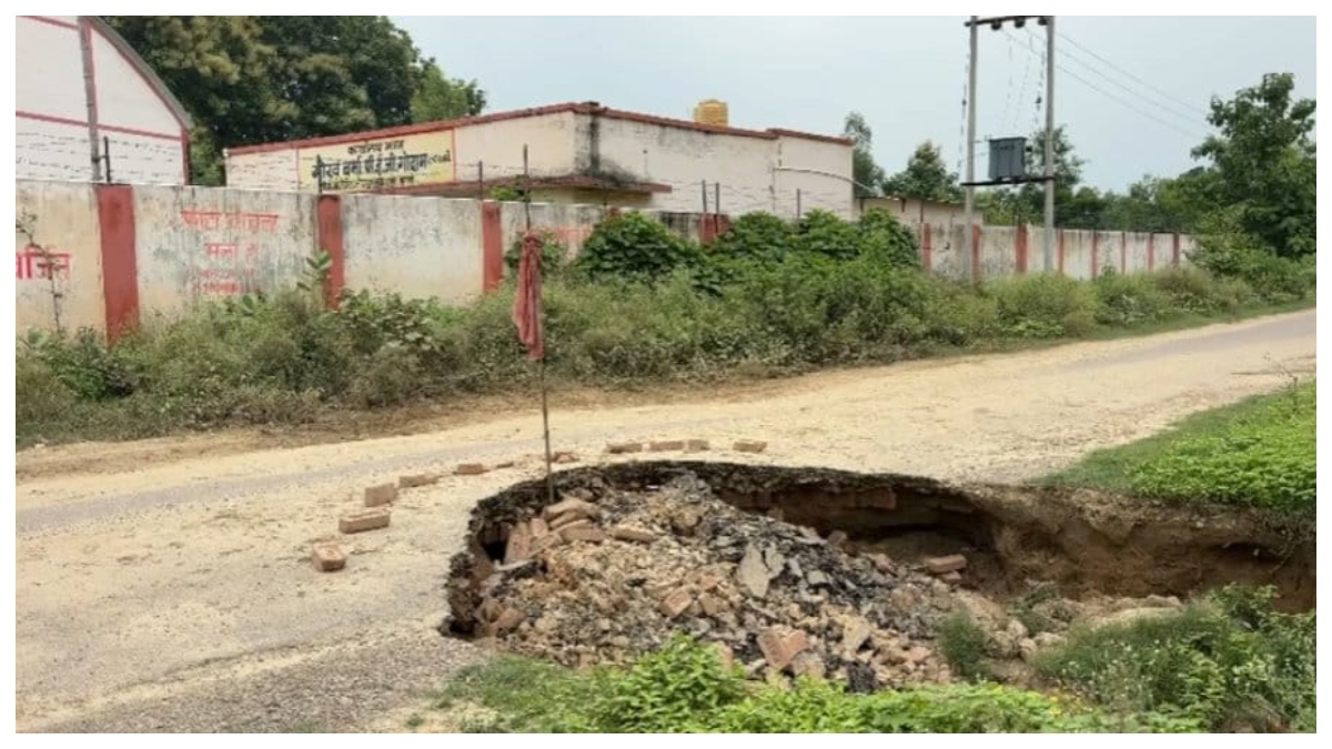 श्रावस्ती में बारिश के बाद गिलौला-बिलरवा और भिनगा-परसा मार्ग पर गड्ढे व जलभराव से आवागमन मुश्किल हो गया है।
