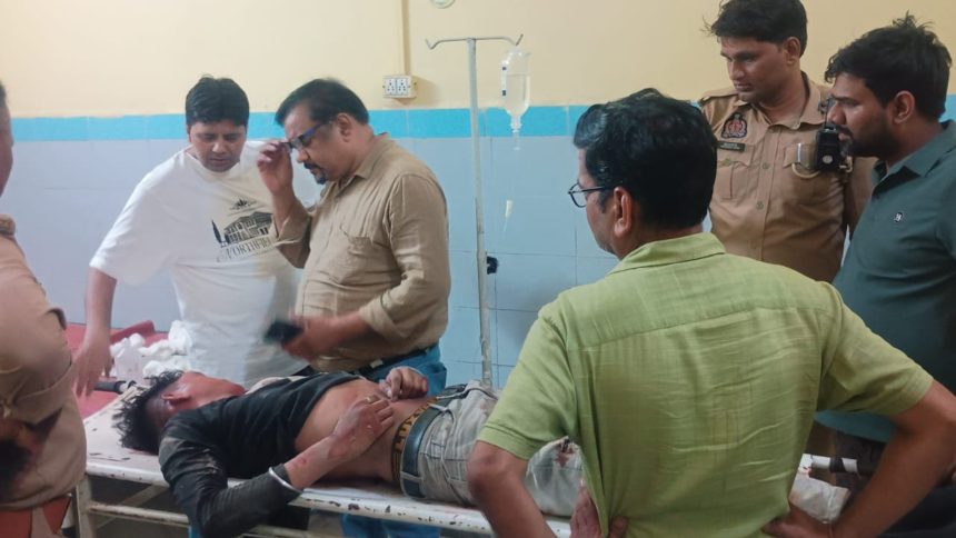 एटा: अज्ञात वाहन की टक्कर से बाइक सवार युवक गंभीर घायल, हायर सेंटर रेफर