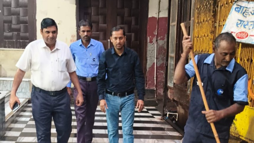 बांके बिहारी मंदिर सफाई व्यवस्था Mathura Vrindavan News अनुज कौशिक नगर निगम ठाकुर बांके बिहारी मंदिर वृंदावन ताजा खबर BVG India Limited मथुरा नगर निगम मंदिर सफाई अभियान Vrindavan News Today UP Latest News