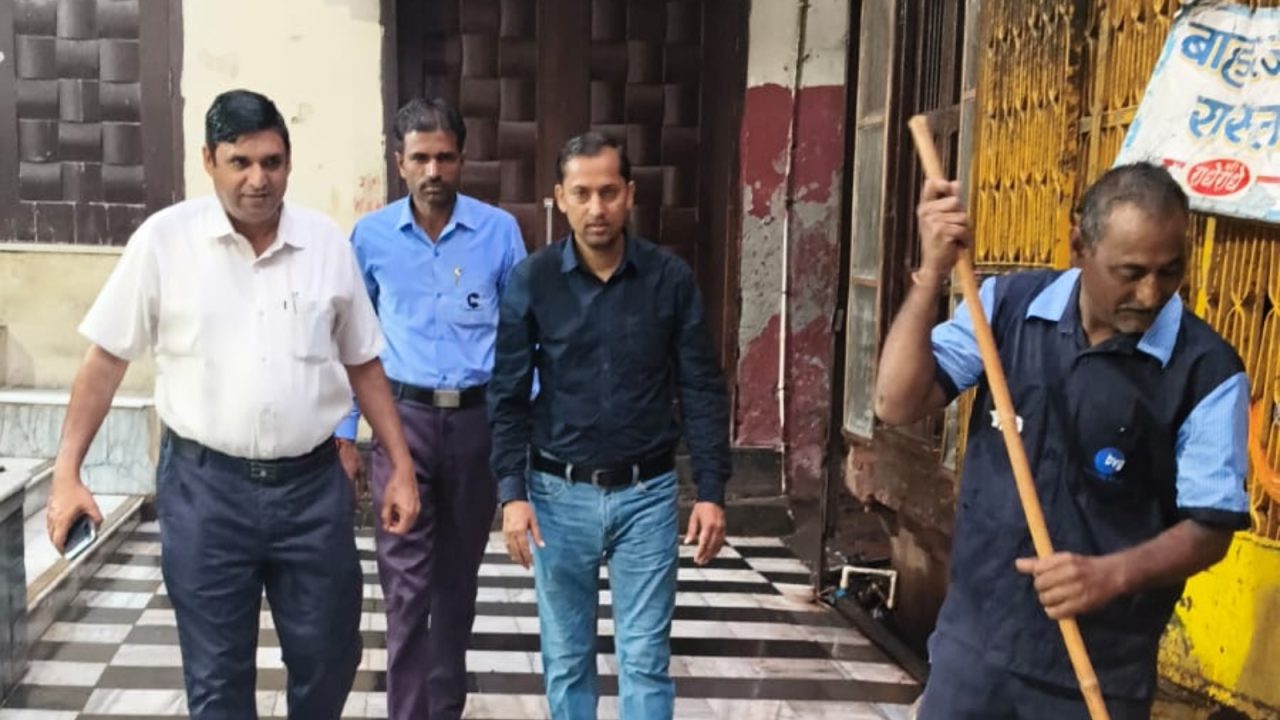 बांके बिहारी मंदिर सफाई व्यवस्था Mathura Vrindavan News अनुज कौशिक नगर निगम ठाकुर बांके बिहारी मंदिर वृंदावन ताजा खबर BVG India Limited मथुरा नगर निगम मंदिर सफाई अभियान Vrindavan News Today UP Latest News