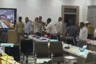 प्रयागराज जिला अधिवक्ता संघ चुनाव में हंगामा, बैलेट पेपर बिखरने पर उठे सवाल