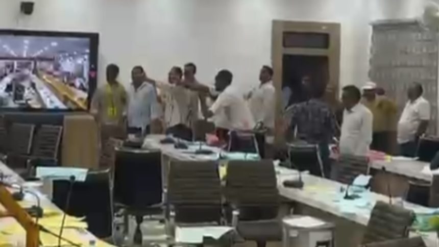 प्रयागराज जिला अधिवक्ता संघ चुनाव में हंगामा, बैलेट पेपर बिखरने पर उठे सवाल