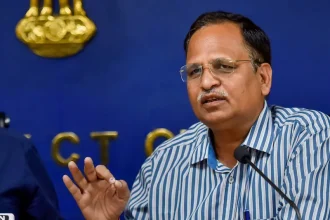 Satyendra Jain Arrest: पूर्व मंत्री सत्येंद्र जैन गिरफ्तार, दिल्ली जल बोर्ड टेंडर केस में ACB का बड़ा एक्शन