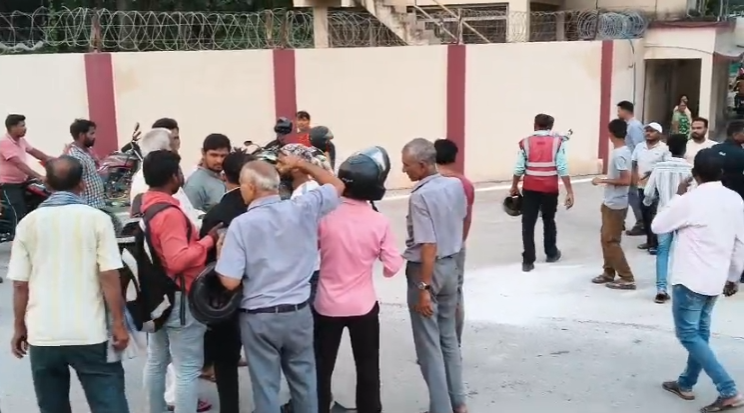 Sonbhadra News: डाला में पिकअप की टक्कर से बाइक सवार घायल, बड़ा हादसा टला
